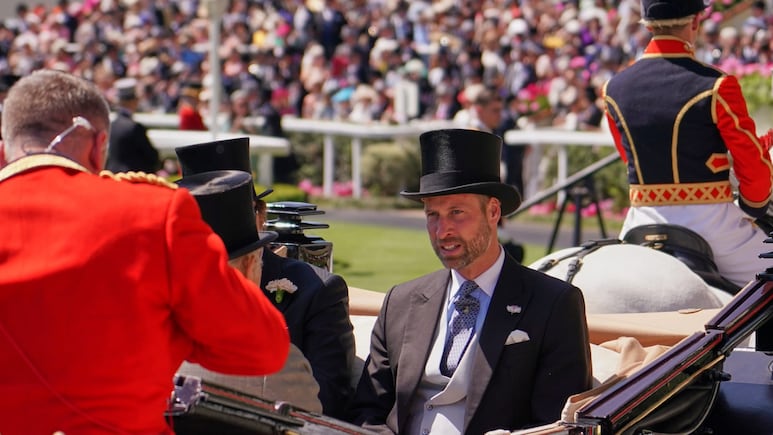 Príncipe William con rey Carlos y la reina Camilla en Ascot