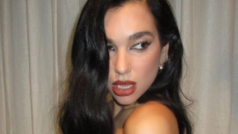 Dua Lipa presume LUJOSA bolsa de casi 20 mil pesos que será un básico para primavera