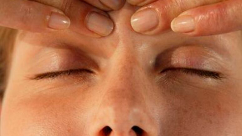 Masaje facial para eliminar arrugas de la frente y debajo de los ojos en 2 minutos