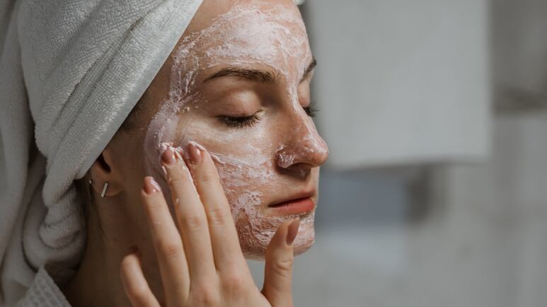 Piel de porcelana: ¿Cómo aplicar bicarbonato para eliminar arrugas de los ojos?