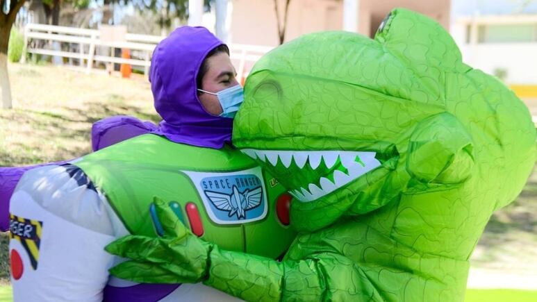 ¡Sorpresa! Mariana Rodríguez se disfraza del dinosaurio de Toy Story para alegrar a niños del DIF (FOTOS)