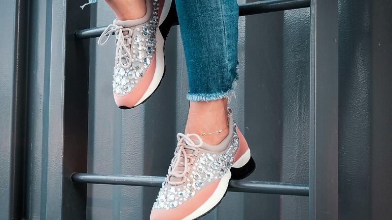 3 diseños de tenis dibujados para darle un giro a tus clásicos sneakers blancos