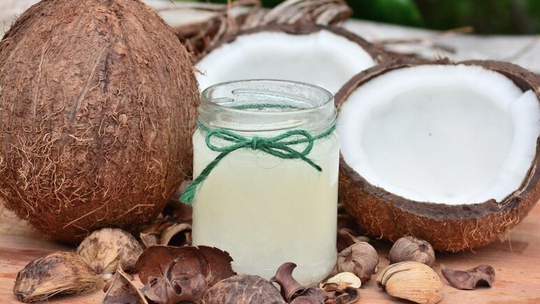 Agua de coco: Conoce los usos, beneficios y cómo usarla en tu piel