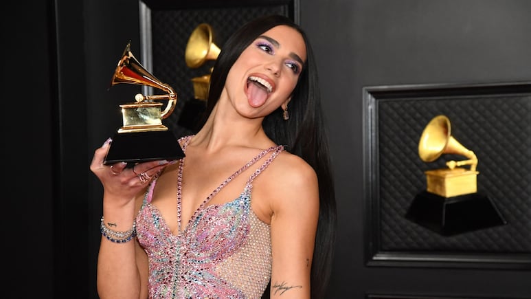 ¿Descontrol total? Dua Lipa en México es 'atacada' por una fan: VIDEO