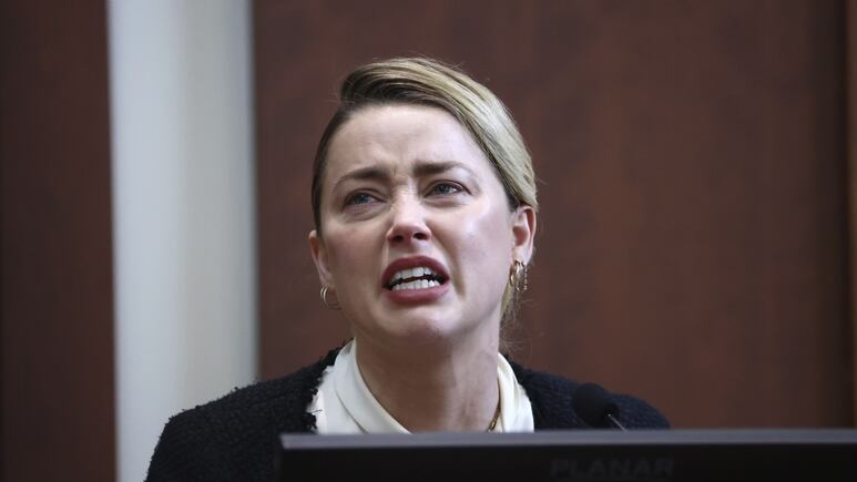 ¿Amber Heard llora sin lágrimas? Esto revela su lenguaje corporal en el juicio de Johnny Depp