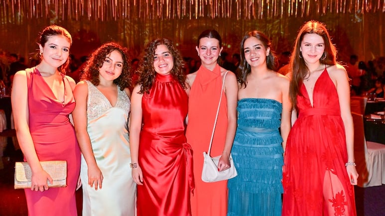 Alumnos de la prepa Liceo Franco Mexicano celebran su graduación con una noche perfecta