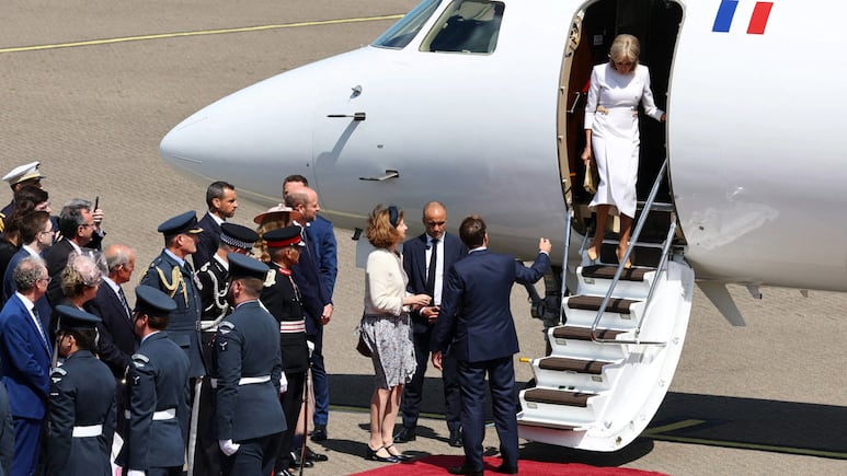 Brigitte Macron baja del avión sin tomar la mano de Emmanuel Macron durante visita con Kate y William