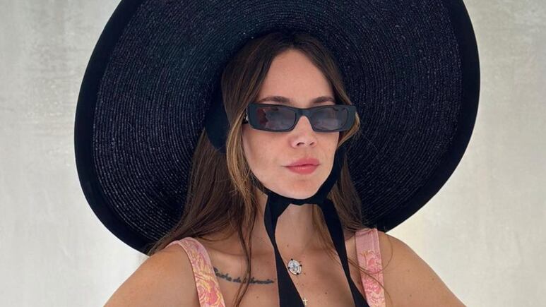 Camila Sodi modela el MEJOR corset floreado para lucir cintura de avispa en la oficina este verano