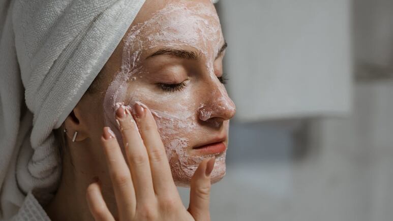 Mascarilla reafirmante para cara de bicarbonato y aceites esenciales para piel grasa