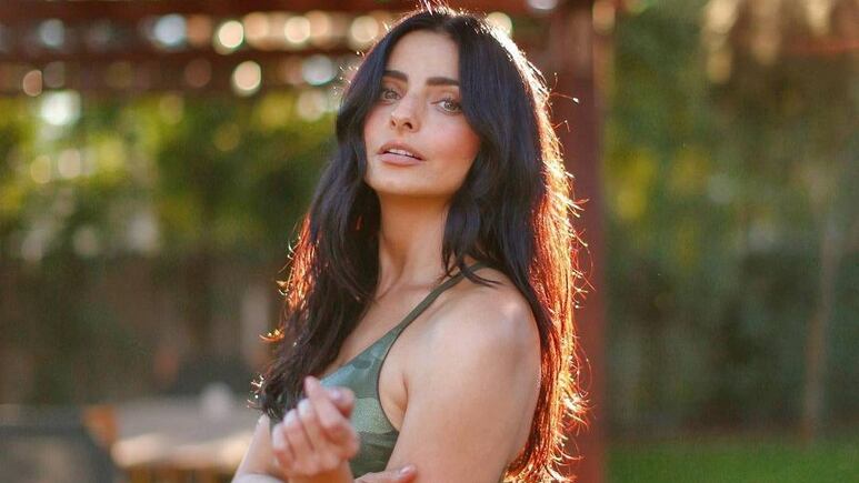 Aislinn Derbez luce espectacular bikini con estampado de leopardo al estilo Salma Hayek