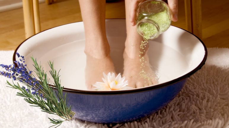 prepara-baño-pies-desintoxicante-energetico-sal-hierbas
