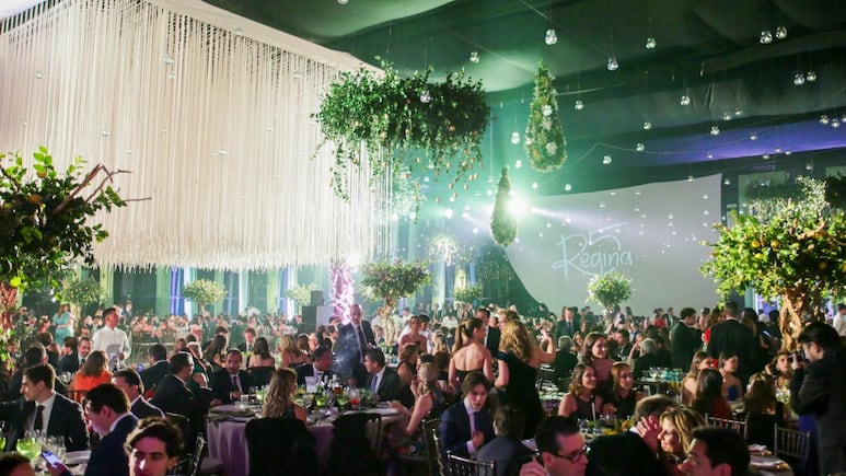 Alumnas del Instituto Mexicano Regina celebran su salida de preparatoria una noche única