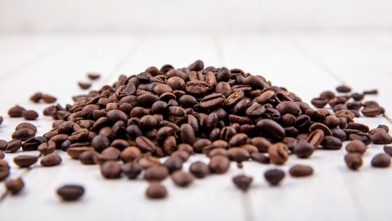 Trucos de Jardinería: Cuándo debes añadir café a tus plantas y NO podarlas