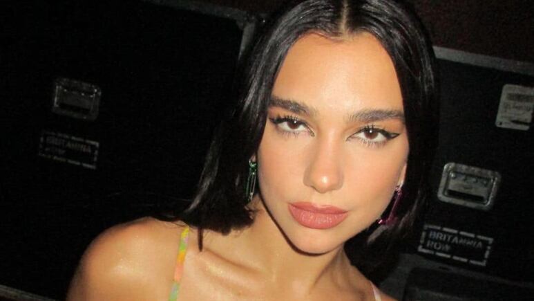 Dua Lipa usa las uñas acrílicas que debes usar en Navidad para verte elegante y muy glamorosa