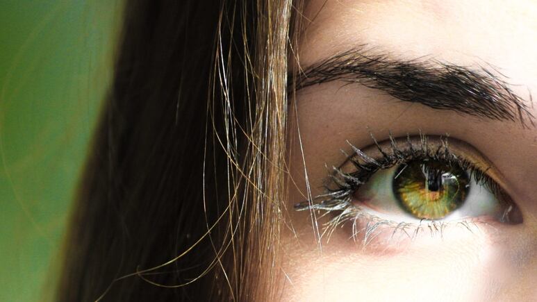 ¿Cómo teñir las cejas más claras con tinte de cabello?