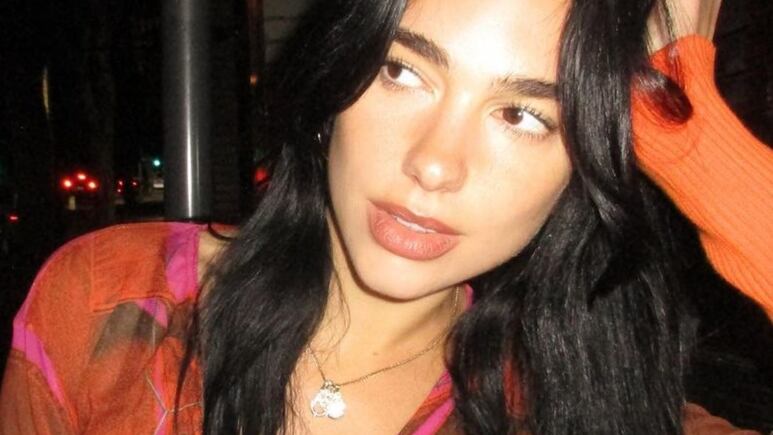 Dua Lipa modela sofisticado vestido rojo con escote de corazón perfecto para invierno