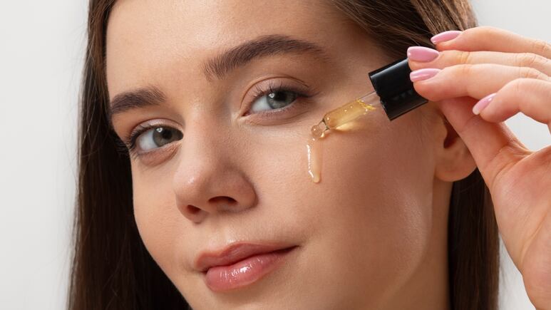 Aceite de oliva: Así debes usarlo para aclarar el contorno de ojos