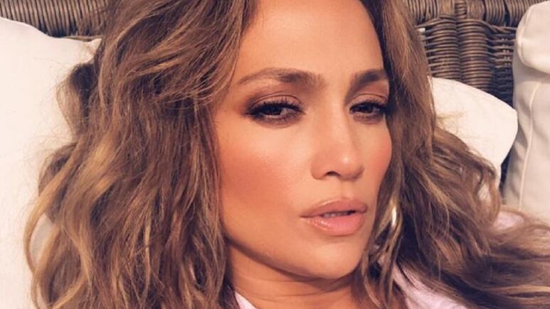 Jennifer Lopez experimentó el corte de cabello pixie al estilo Selena Quintanilla