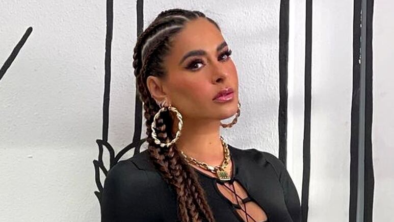 Galilea Montijo nos enseña a armar un outfit con mom jeans ideales para reducir cintura a los 40 y 50