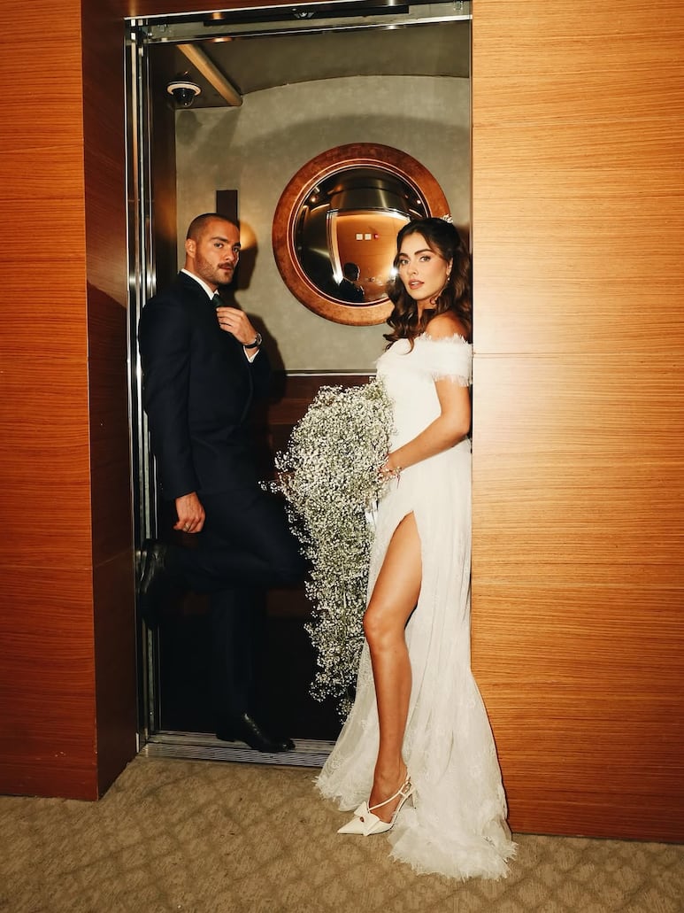 Claudia Martín y Carlos Said felices en su boda civil en Ciudad de México