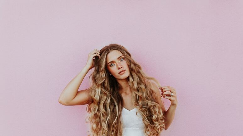Cómo aclarar tu cabello de forma natural con manzanilla