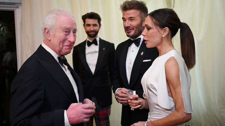 David Beckham muestra con orgullo su título de caballero