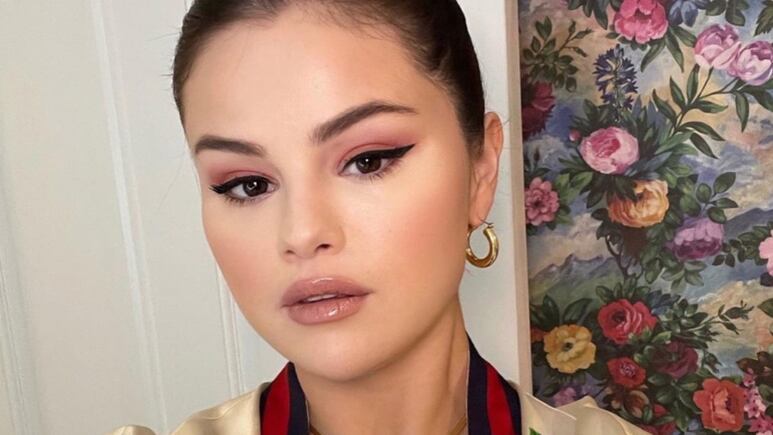 Selena Gomez usa el maquillaje perfecto para lucir guapa y femenina en San Valentín