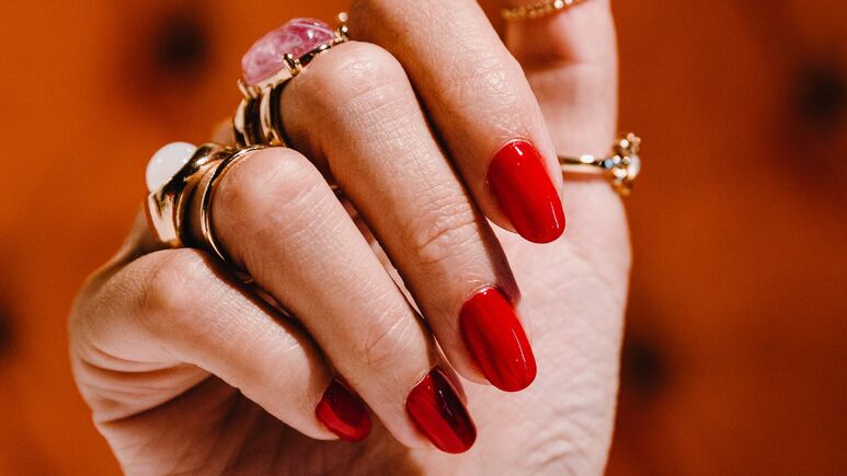 Uñas cortas: 3 tendencias que rejuvenecen manos a los 55