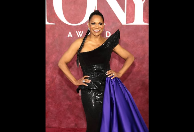 Audra McDonald, optó por un look moderno y elegante.