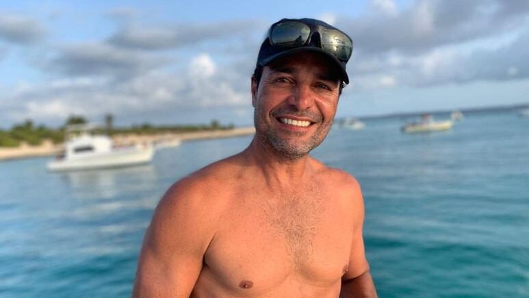 Vacunan a Chayanne contra la Covid-19 y causa furor en las redes sociales