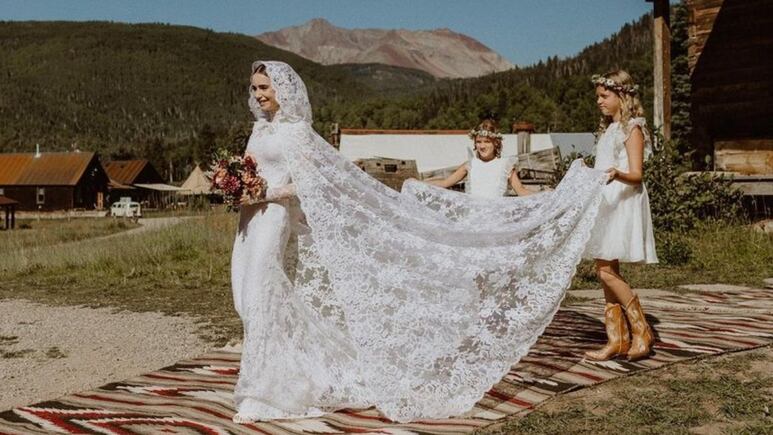 Lily Collins, ‘Emily in Paris’, comparte fotos inéditas de su íntima boda