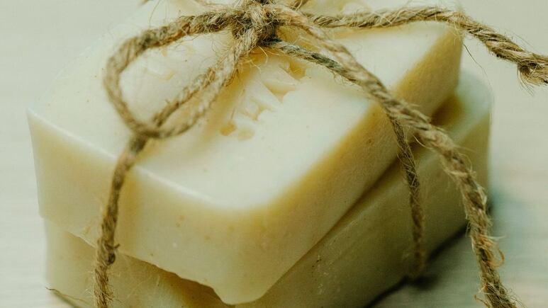 Una cucharadita de jabón de leche de cabra para acabar con las manchas en la piel