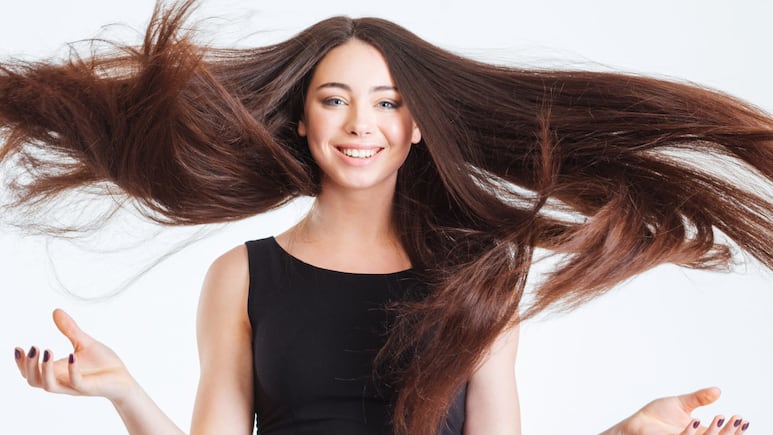 Mujer con cabello largo representando su energía espiritual