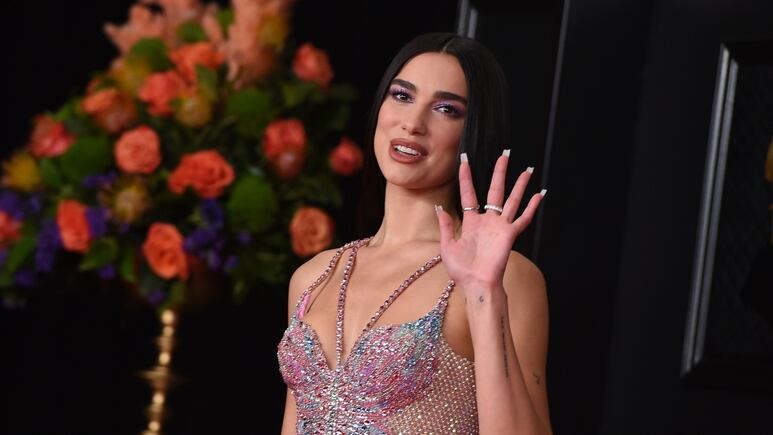 El ejercicio de Dua Lipa para tener abdomen plano y levantar los glúteos