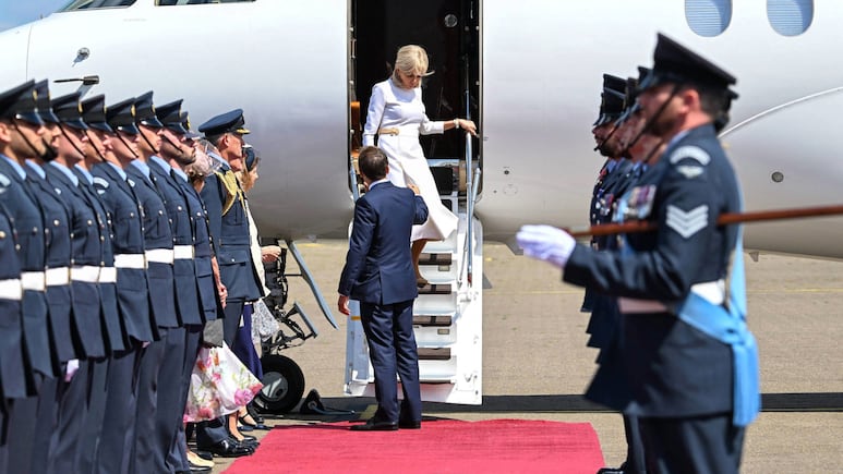 Brigitte Macron baja del avión sin tomar la mano de Emmanuel Macron durante visita con Kate y William