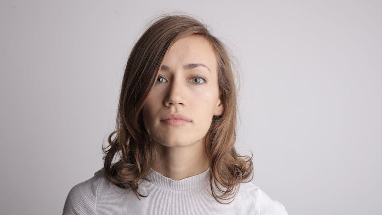 Haz un ablandador de canas casero para rejuvenecer tu pelo naturalmente