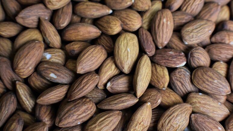 Piel de porcelana: Tónico de leche de almendras para aclarar el rostro y lucir de 20 a los 40