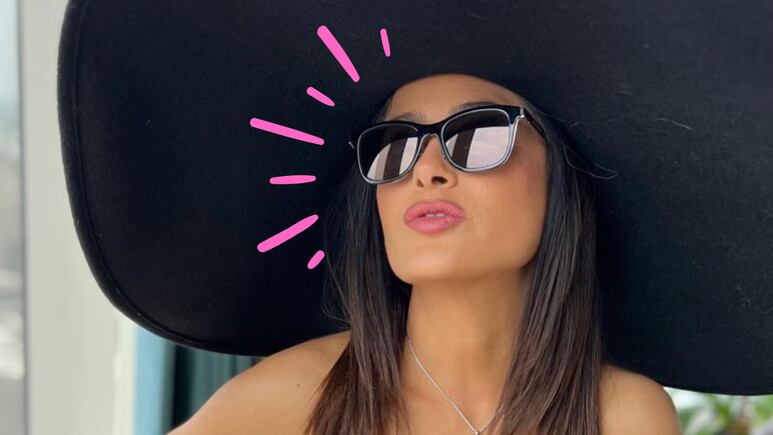 Salma Hayek nos enseña a usar los pantalones de mezclilla acampanados para lucir elegante en la oficina