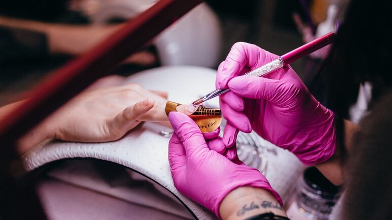 Nail art piruleta, la tendencia en diseño de uñas para manos jóvenes y elegantes