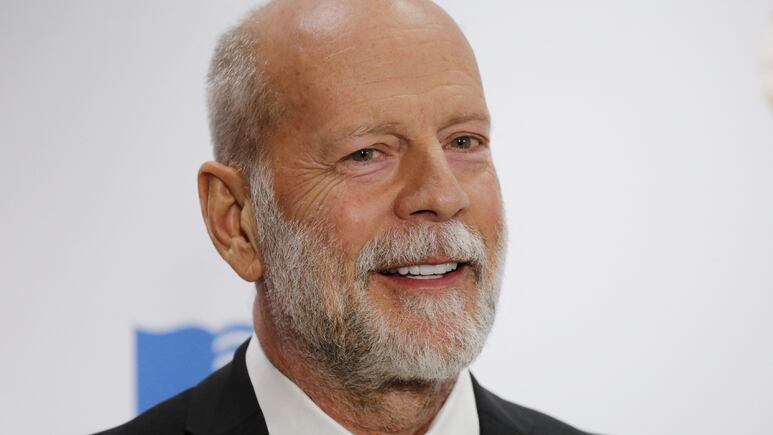 Filtran fotos de Bruce Willis paseando con su esposa tras diagnóstico de afasia