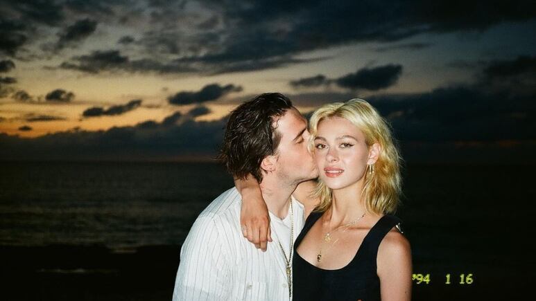 Nicola Peltz y Brooklyn Beckham comparten selfie totalmente desnudos
