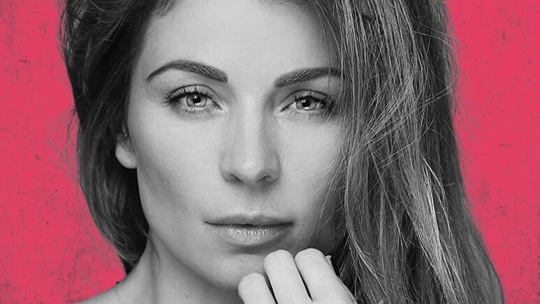 Brazos delgados a los 44: Ludwika Paleta nos enseña 2 ejercicios que SÍ eliminan alas de murciélago