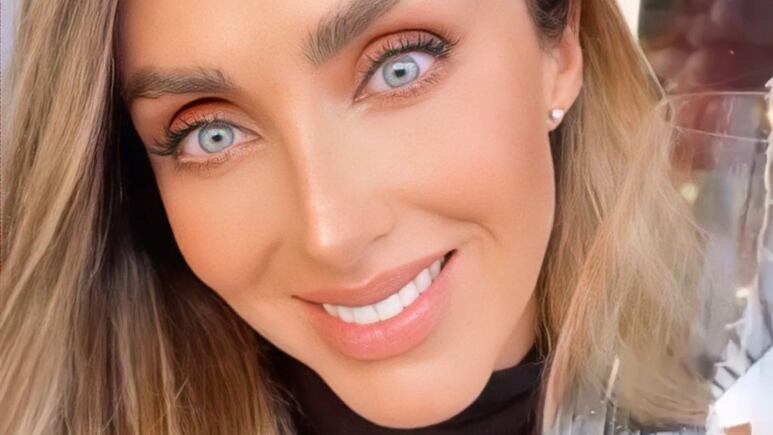 Anahí usa maquillaje rosa para San Valentín al estilo RBD