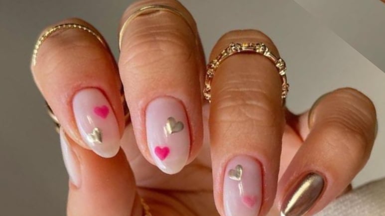 5 diseños de uñas rosa con dorado ideales para el Día del Amor y la Amistad
