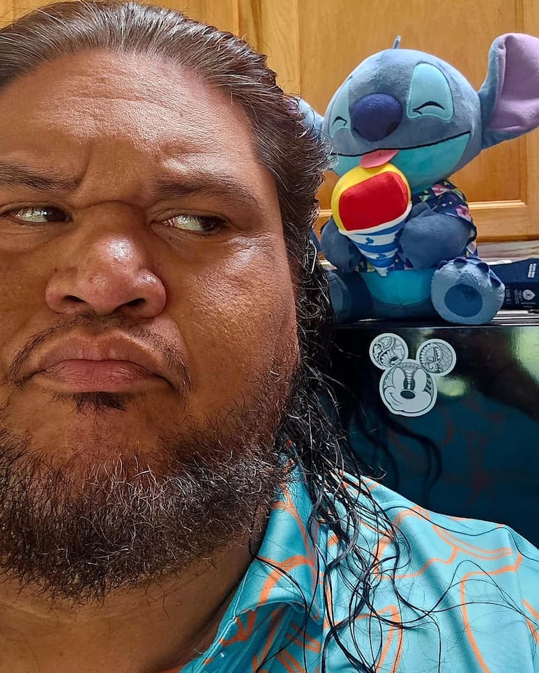 David Hekili Kenui Bell en el set del live action de Lilo & Stitch