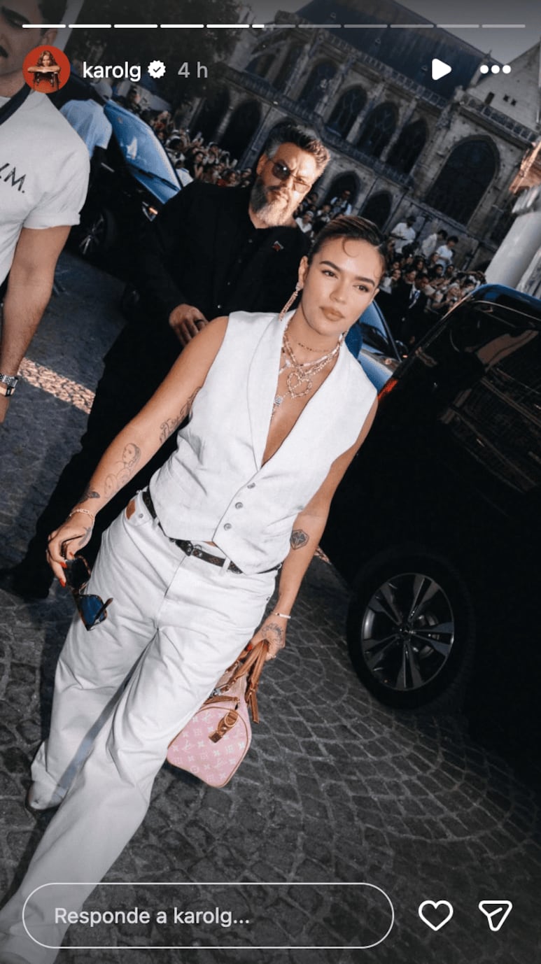 Karol G en Paris Fashion Week con look blanco total