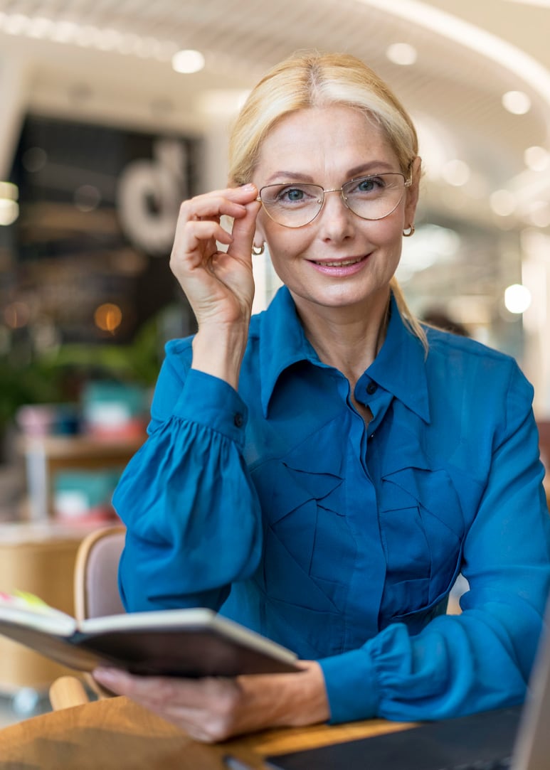 mujeres con lentes