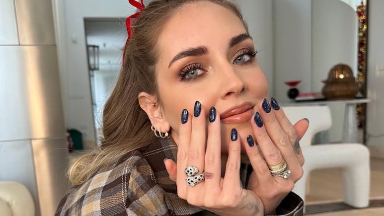 ¡Uñas con estrellas! Chiara Ferragni modela manicura de galaxia
