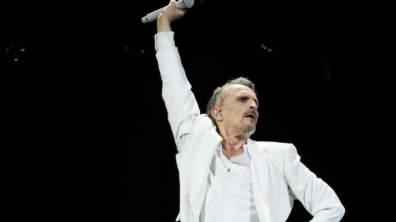 Miguel Bosé comparte la curiosa historia de la canción “Pobre secretaria”