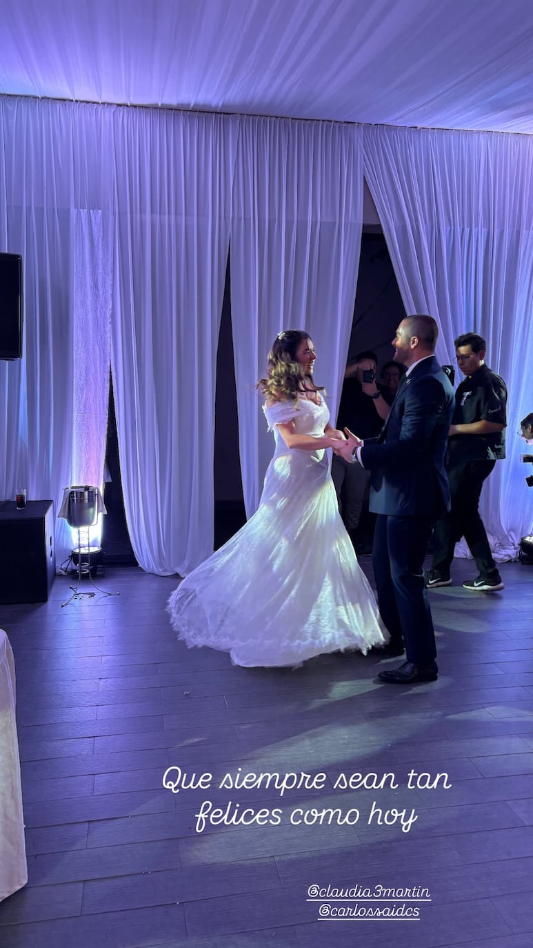 Claudia Martín y Carlos Said felices en su boda civil en Ciudad de México